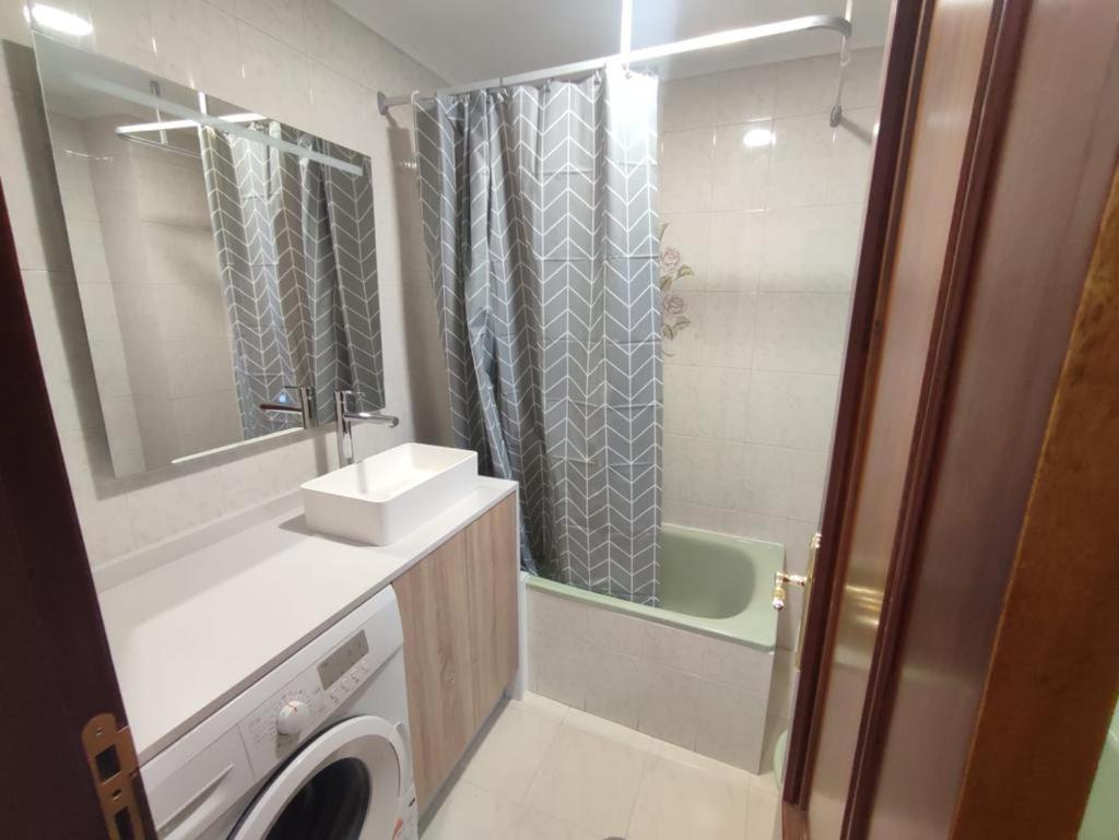 Apartamentos Demar Luis Casais O Grove Oda fotoğraf