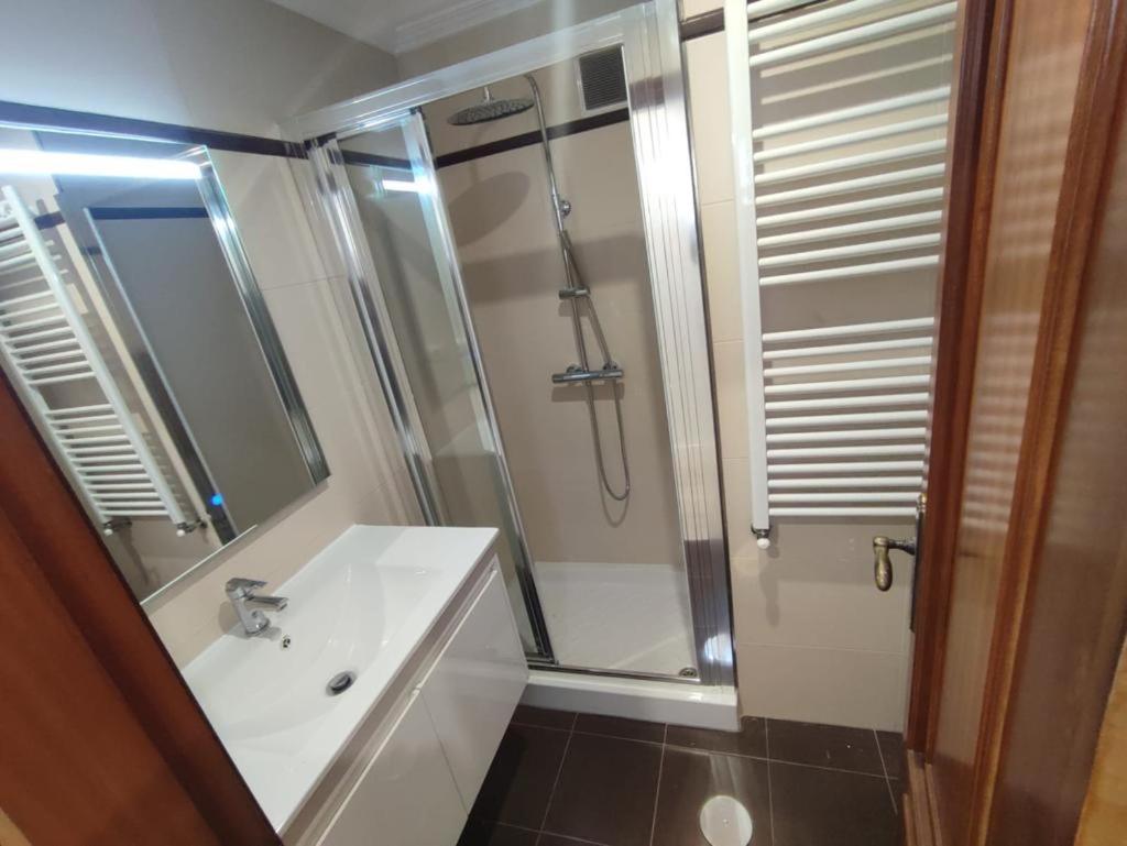 Apartamentos Demar Luis Casais O Grove Oda fotoğraf
