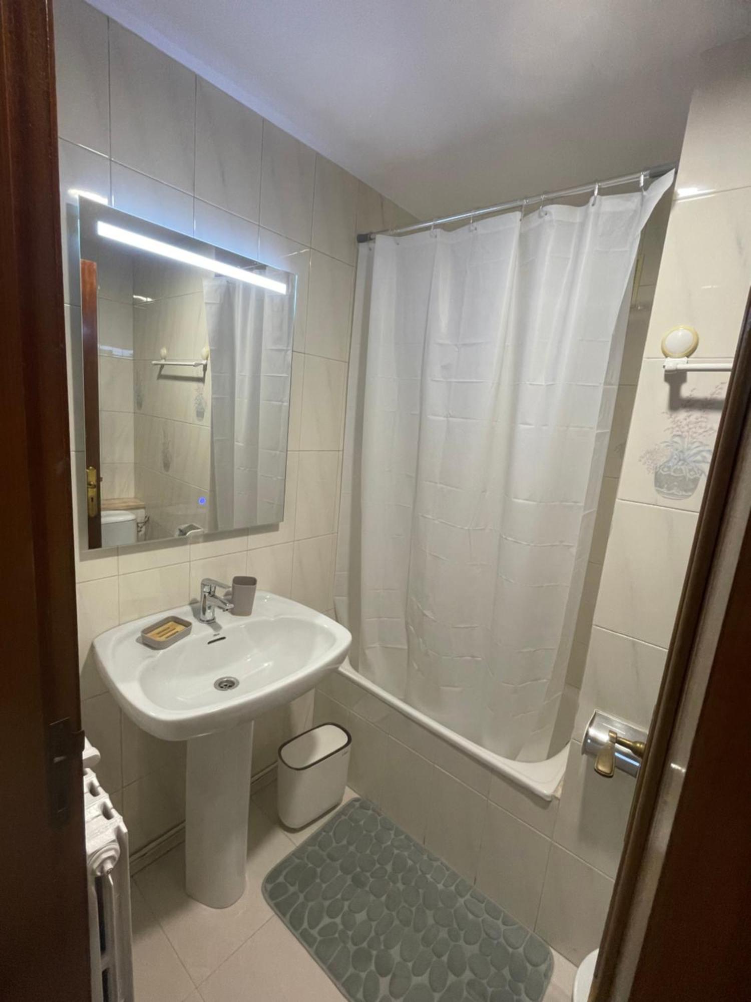 Apartamentos Demar Luis Casais O Grove Oda fotoğraf