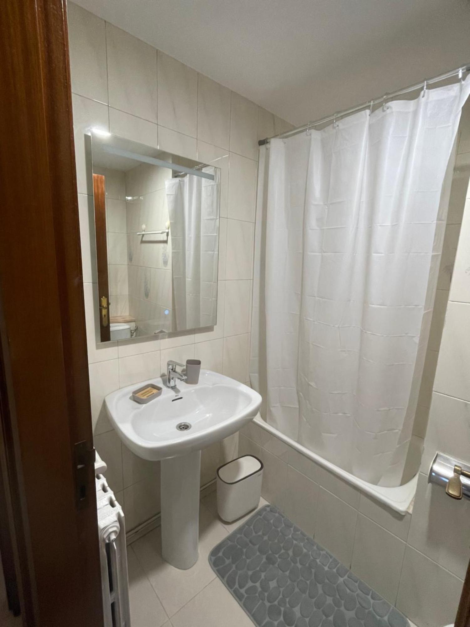 Apartamentos Demar Luis Casais O Grove Oda fotoğraf